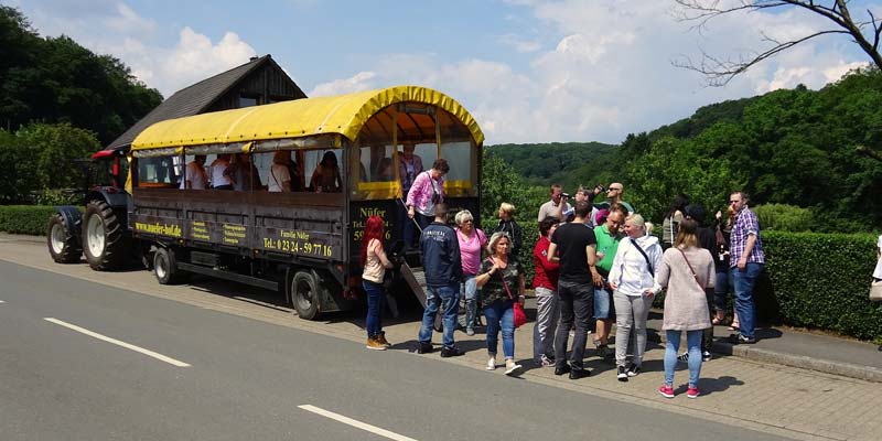 Mit dem Planwagen zum Minigolf