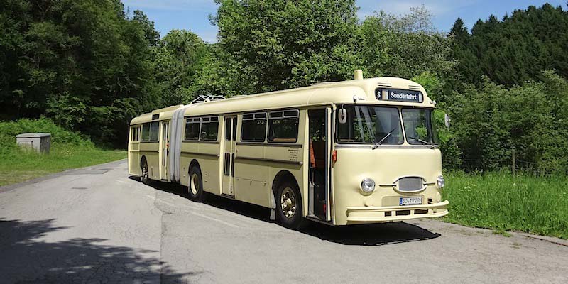 Henschel HS160 OSL auf einem Pausenplatz im Grünen