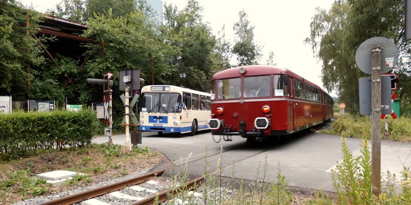 MAN SL200 wartet auf den VT98-Zug in Richtung Hattingen