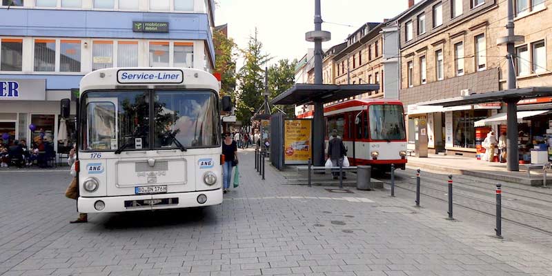 Bus und Straßenbahn an der Berliner Straße